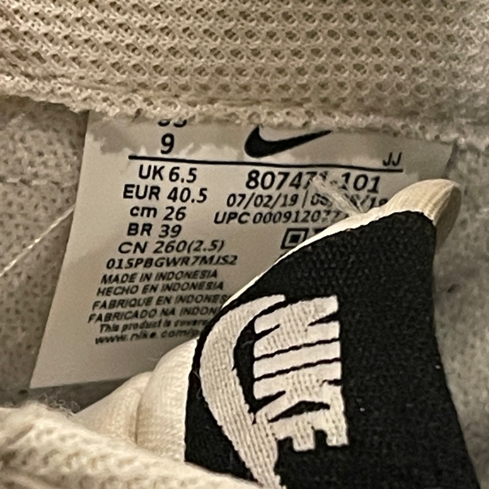 Nike White and Black Athletic Shoes - Picture 6 of 7